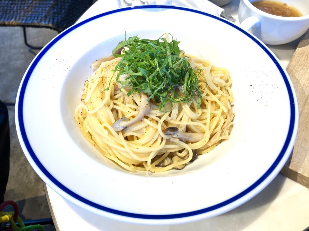 BESIDE SEASIDE ホタテとキノコのパスタ